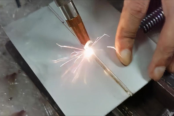 手持式激光焊接機(jī)與傳統(tǒng)焊接機(jī)比有什么優(yōu)勢?